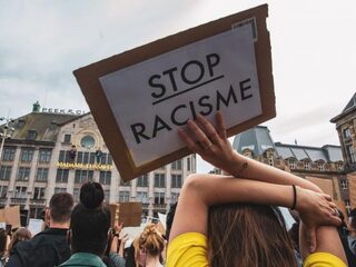 Vriendinnen starten petitie om racisme verplicht te behandelen op school