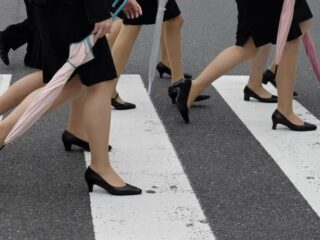 Japanse vrouwen zijn helemaal klaar met het verplicht dragen van hoge hakken naar werk