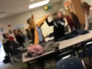 BIZAR: Lerares knipt haar van leerling kort