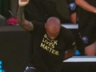 Trainer Thierry Henry knielt 8 minuten en 46 seconden bij wedstrijd