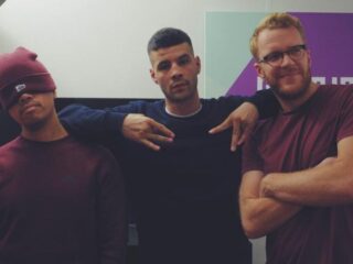 Ome Omar komt langs in Sunday Service en de overheid doet niks