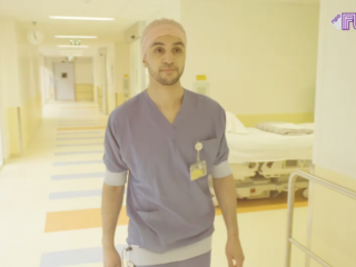 Arts Sulayman (26) heeft twee handen: één voor zichzelf en één om anderen mee te helpen