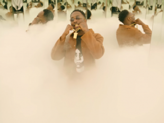 Dopebwoy flext met Frenna en HarveyDon in video van 'Afstand'