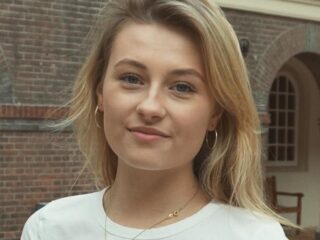 Rosalie koppelt studenten aan eenzame ouderen voor gezellig telefoongesprekje