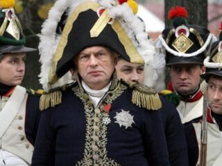 Dronken hoogleraar uit water gered met vrouwenarmen in rugzak