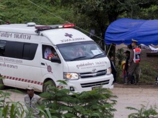 Alle voetballers en trainer gered uit Thaise grot