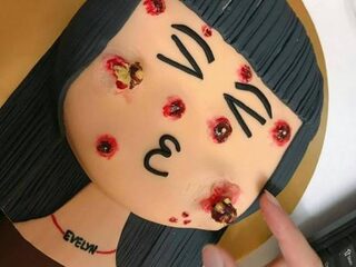 Vies: pukkels uitknijpen op je eigen taart!