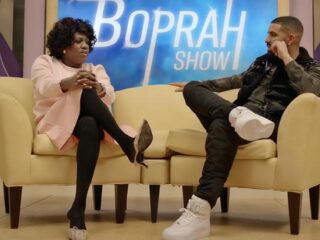 Drake chillt bij 'Oprah' op de bank in nieuwe clip met Lil Yachty en DaBaby