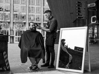 Held Sjoerd zet zich in voor daklozen met gratis knipbeurten