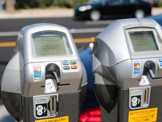 Parkeerboete voorkomen: nieuwe dienst herkent controlevoertuigen