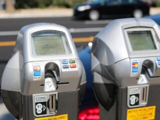 Parkeerboete voorkomen: nieuwe dienst herkent controlevoertuigen