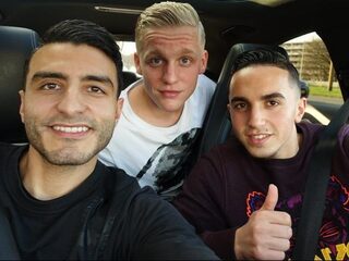 VIDEO: Panna's uitdelen op straat met Nouri en Van de Beek (Ajax)