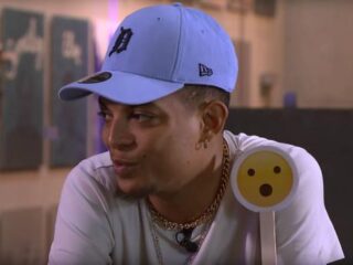 VIDEO: Ronnie Flex beantwoordt vragen van nieuwsgierige kinderen in Jeugdjournaal