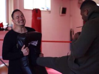 FunX-dj Rutger krijgt flinke trap van Utrechtse kickbokser Jahfarr Wilnis