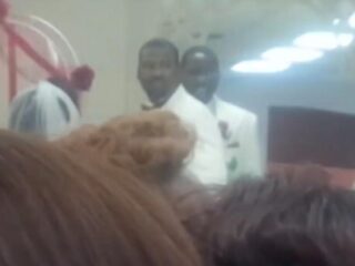 VIDEO: Side chick verklapt overspel tijdens trouwerij