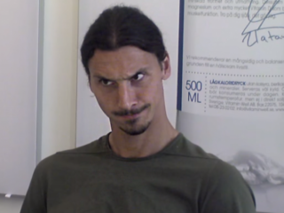 VIDEO: Man klapt dicht tijdens sollicitatiegesprek met Zlatan Ibrahimovic
