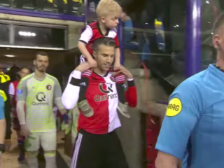 Mooi moment: Van Persie neemt kind op z'n schouders mee het veld op