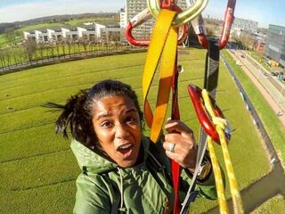 Sprong voor het goede doel: 200 meter tokkelen tussen Utrechtse studentenflats