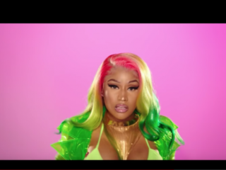 Sexy Nicki Minaj grapt over rappers als Drake in nieuwe 'Barbie Dreams' video