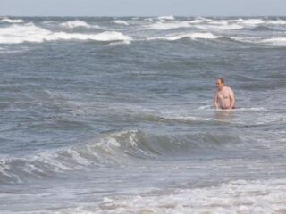 Twee Italianen plassen in zee: 3.300 euro boete