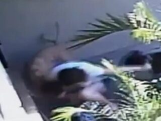 Moeder beschermt zoontje uit alle macht tegen hondenaanval