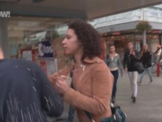 PowNed-reporter bestookt vrouwen op straat met vraag 'Dik of zwanger?'