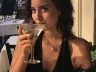 21-jarig meisje met één arm heeft geniale Tinder-bio