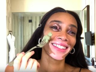 Zo verzorgt Winnie Harlow haar huid en brengt ze make-up aan