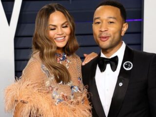 Chrissy Teigen vervangt zonder pardon twee Grammys van John Legend voor eigen award