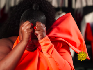 Lizzo vertelt huilend over onmacht toen haar vader overleed