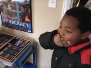 Thuisloze jongen (8) huilt van vreugde na zien eigen slaapkamer