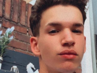 Mounir (18) werd op straat gezet door familie omdat hij homo is