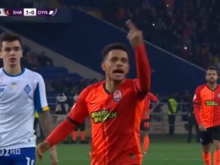 Voetballer Taison reageert op racistische fans en krijgt rode kaart