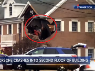 Porsche vliegt eerste etage gebouw binnen: twee doden