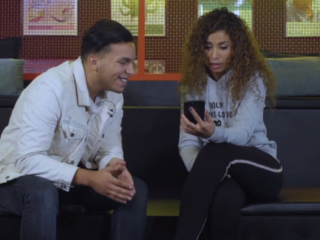 Ouassima kijkt in de telefoon van... Soufiane Eddyani