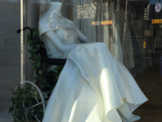 Bruidsetalage met pop in rolstoel ontvangt veel mooie reacties