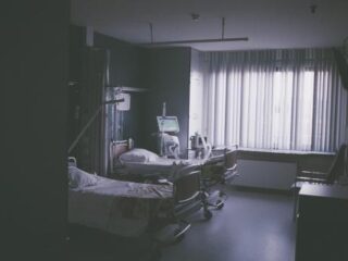 Nina werd veertien jaar lang expres ernstig ziek gemaakt door haar moeder