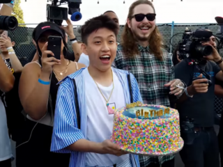 Post Malone verrast Rich Chigga met gospelkoor voor zijn verjaardag