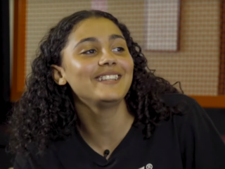 Ouassima vindt pikante DM's in de telefoon van Zoë-Jadha