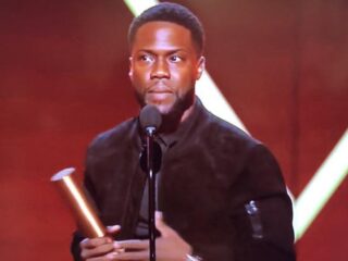 Kevin Hart maakt eerste verschijning in openbaar na ongeluk