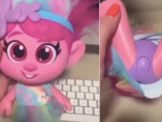 Ophef: Trolls-pop maakt 'seksueel geluid' bij indrukken 'vagina-knop'