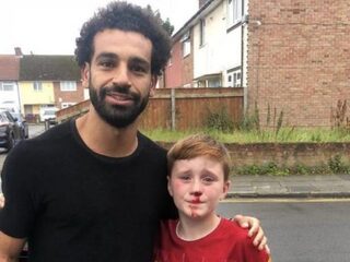 Jongetje breekt neus tegen lantaarnpaal voor foto met Salah