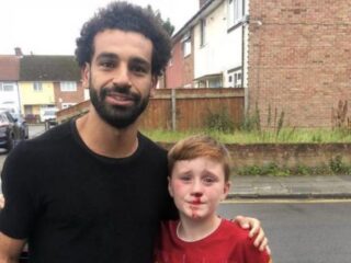 Jongetje breekt neus tegen lantaarnpaal voor foto met Salah