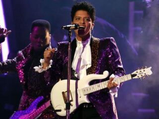 'Bruno Mars benaderd om Prince te spelen in biopic'