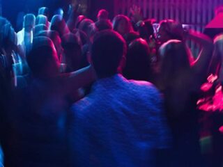 Kont knijpen en staren in de club: wanneer is iets seksueel ongepast gedrag op de dansvloer?
