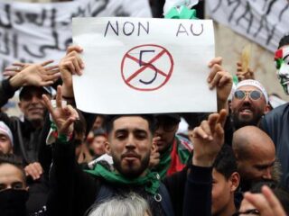 Algerijnse president Bouteflika trekt zich na grote protesten terug als kandidaat