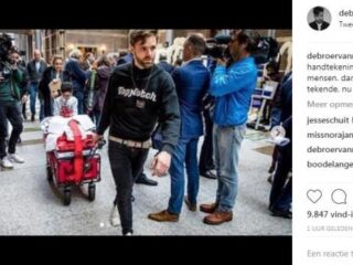 Tim Hofman en Nemr (8) geven Tweede Kamer 110 kilo handtekeningen voor beter kinderpardon