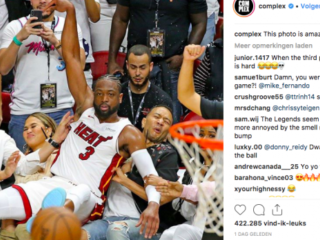 Dwyane Wade belandt op schoot van John Legend & Chrissy tijdens basketbalwedstrijd