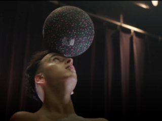 Nasser El Jackson tilt straatvoetbal naar theaters met 'Ball'