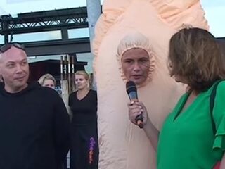 Opening gaybrapad in Vlissingen verstoord door vrouw in piemelpak